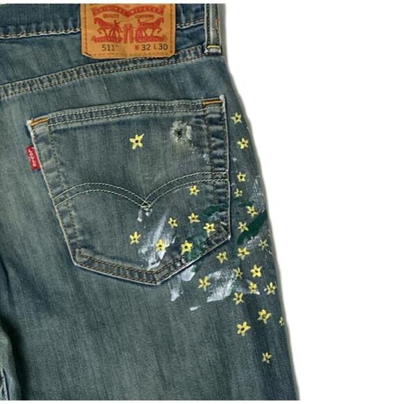 REFRESHED - Levi's Distressed Hand Painted Jeans - Picture 5 of 7